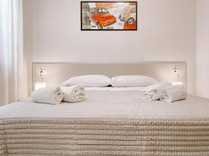 una camera da letto con un letto e asciugamani di MYHOUSE INN 500 - Affitti Brevi Italia a Torino