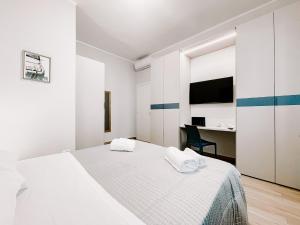 a white bedroom with a bed and a desk at MYHOUSE INN 500 - Affitti Brevi Italia in Turin