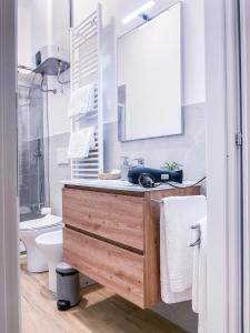 bagno con lavandino e specchio di MYHOUSE INN 500 - Affitti Brevi Italia a Torino
