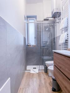 bagno con doccia e servizi igienici. di MYHOUSE INN 500 - Affitti Brevi Italia a Torino
