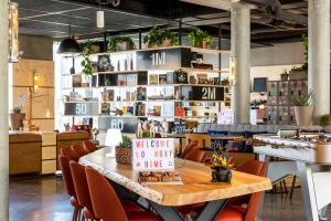 - une salle à manger avec une table et des chaises dans l'établissement Moxy Bordeaux, à Bordeaux