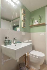 y baño con lavabo blanco y aseo. en Green-Apartments Plaza del Pan, en Sevilla
