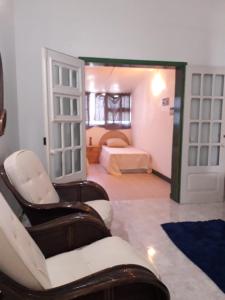 Habitación con 1 dormitorio con 1 cama y 1 sofá en Vila Paradise Sea & Swimming Pool View, en Beirona