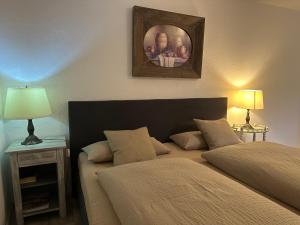 ein Schlafzimmer mit 2 Betten und einem Wandgemälde in der Unterkunft Birnbom Warnemünde in Warnemünde