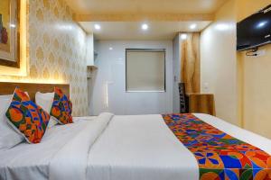 Postel nebo postele na pokoji v ubytování FabHotel Tan Square - Nr Eon IT Park