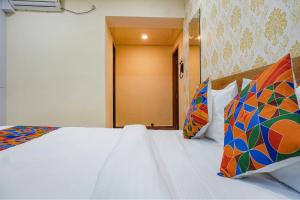 Postel nebo postele na pokoji v ubytování FabHotel Tan Square - Nr Eon IT Park