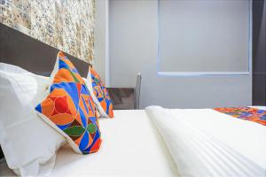 Postel nebo postele na pokoji v ubytování FabHotel Tan Square - Nr Eon IT Park