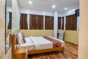Postel nebo postele na pokoji v ubytování FabHotel Tan Square - Nr Eon IT Park