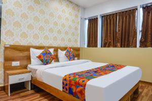 Postel nebo postele na pokoji v ubytování FabHotel Tan Square - Nr Eon IT Park