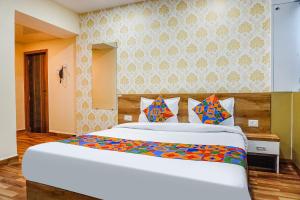 Postel nebo postele na pokoji v ubytování FabHotel Tan Square - Nr Eon IT Park
