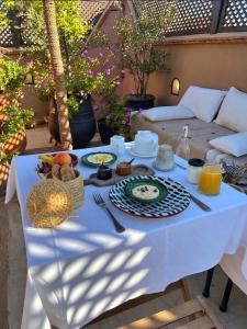 una mesa con un plato de comida. en Riad Dar Zaman en Marrakech