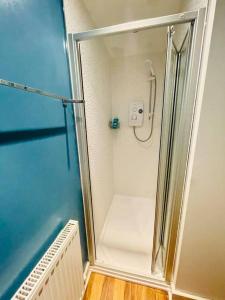 um chuveiro com uma porta de vidro na casa de banho em New beautiful house in a perfect location em Newcastle under Lyme