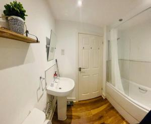 uma casa de banho com um lavatório, um WC e um chuveiro em New beautiful house in a perfect location em Newcastle under Lyme