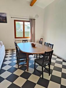 a dining room with a table and chairs at Votre Évasion Provençale : Villa de Prestige à Marseille in Marseille