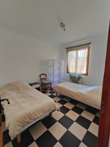 a bedroom with two beds and a checkered floor at Votre Évasion Provençale : Villa de Prestige à Marseille in Marseille