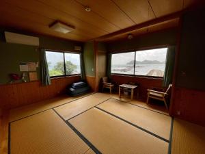Posezení v ubytování 大砂荘 OZUNA CAMP and LODGE