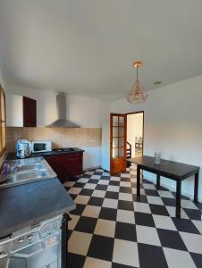 a kitchen with a black and white checkered floor at Votre Évasion Provençale : Villa de Prestige à Marseille in Marseille