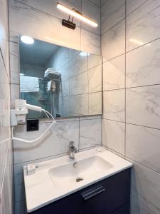 Galata Inn Hotel في إسطنبول: حمام مع حوض ومرآة