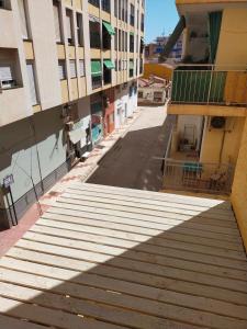 pusta ulica w mieście z wysokimi budynkami w obiekcie Rincon Bellamar w mieście Rincón de la Victoria