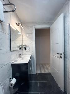 y baño con lavabo y espejo. en Galata Inn Hotel en Estambul