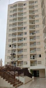 een groot wit gebouw met een trap ervoor bij Atrium Flat in Caldas Novas