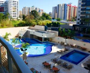 uitzicht op een zwembad op een gebouw bij Atrium Flat in Caldas Novas