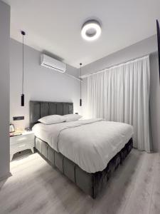 Galata Inn Hotel في إسطنبول: غرفة نوم بيضاء مع سرير كبير ونافذة