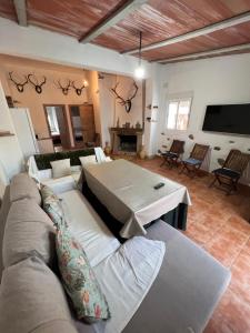 - un salon avec un canapé et une table dans l'établissement La casa de las piedras, 