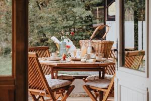 einen Tisch und Stühle auf der Veranda eines Hauses in der Unterkunft refuges in Beauraing