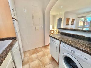 a laundry room with a washer and dryer at Apartamento Varsovia in Oliva