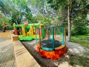 Ο χώρος παιχνιδιού για παιδιά στο Flower Camping La Pibola