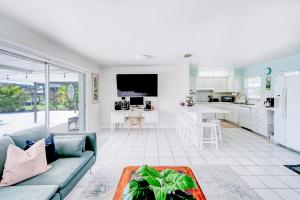 sala de estar con sofá y cocina en Cozy 60's home, city & canal located, en Cabo Coral