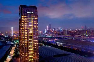 uma vista para um edifício alto à noite em The Westin Pazhou em Guangzhou