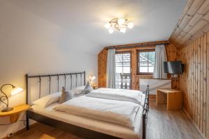 ein Schlafzimmer mit einem großen Bett und einem Fenster in der Unterkunft Ferienhaus zur Hackenschmiede in Mauterndorf