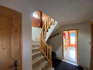 eine Treppe in einem Haus mit Flur und Tür in der Unterkunft Zillertaler Sennhuette in Hart im Zillertal