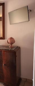 un espejo en la pared sobre un tocador en una habitación en Agriturismo Masseria Alberotanza en Conversano