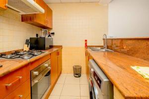 Kuchyň nebo kuchyňský kout v ubytování Spacious 2-Bed Marina Apartment