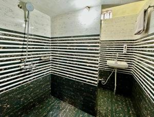 Et badeværelse på Vaaranya- The Woodhouse