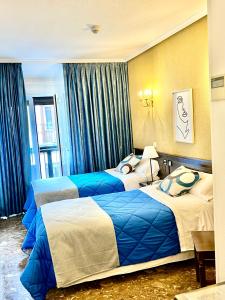 Postel nebo postele na pokoji v ubytování Hostal Sonsoles Madrid-Centro