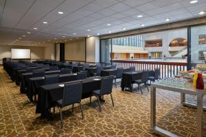 una sala de conferencias con mesas, sillas y una pantalla en Sheraton Kansas City Hotel at Crown Center en Kansas City