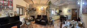 B&B Il Rifugio في باستيا أومبرا: غرفة معيشة مع أريكة وطاولة