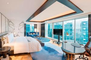 um quarto de hotel com uma cama e uma grande janela em Le Meridien Shanghai Hongqiao,Minhang em Xangai