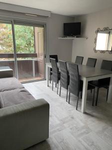 ein Wohnzimmer mit Esstisch und Stühlen in der Unterkunft ST LARY SOULAN in Saint-Lary-Soulan