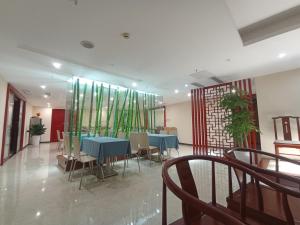 Ruang duduk di Guangzhou Zhicheng Leader Tour International Apartment-The Legend Building-FREE SHUTTLE BUS FOR CANTON FAIR-1mins to Line5 STN