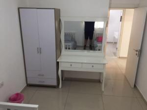 Vestidor blanco con espejo en una habitación en Tze'elam gardens super special NO Airbnb FEE's WOW, en Zanoaẖ