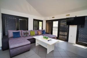 Kuća za odmor DUNJA في كلادوفو: غرفة معيشة مع أريكة وطاولة