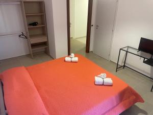 a room with a bed with two towels on it at La Camera sul Corso in Grammichele