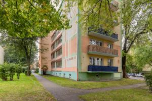 een appartementencomplex in een park met bomen bij Spacious & Comfortable Studio Apartament Rajska with Balcony by Renters in Łódź
