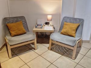 ローマにあるCampo de Fiori Houseの椅子2脚、テーブル、枕付