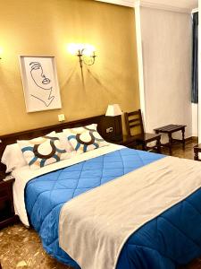 ein Hotelzimmer mit 2 Betten und blauer Bettwäsche in der Unterkunft Hostal Sonsoles Madrid-Centro in Madrid